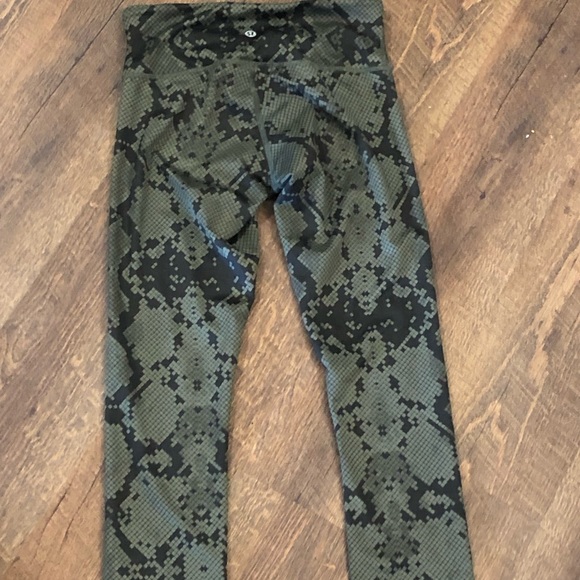 Lululemon size 4 excellent condition - Picture 4 of 5